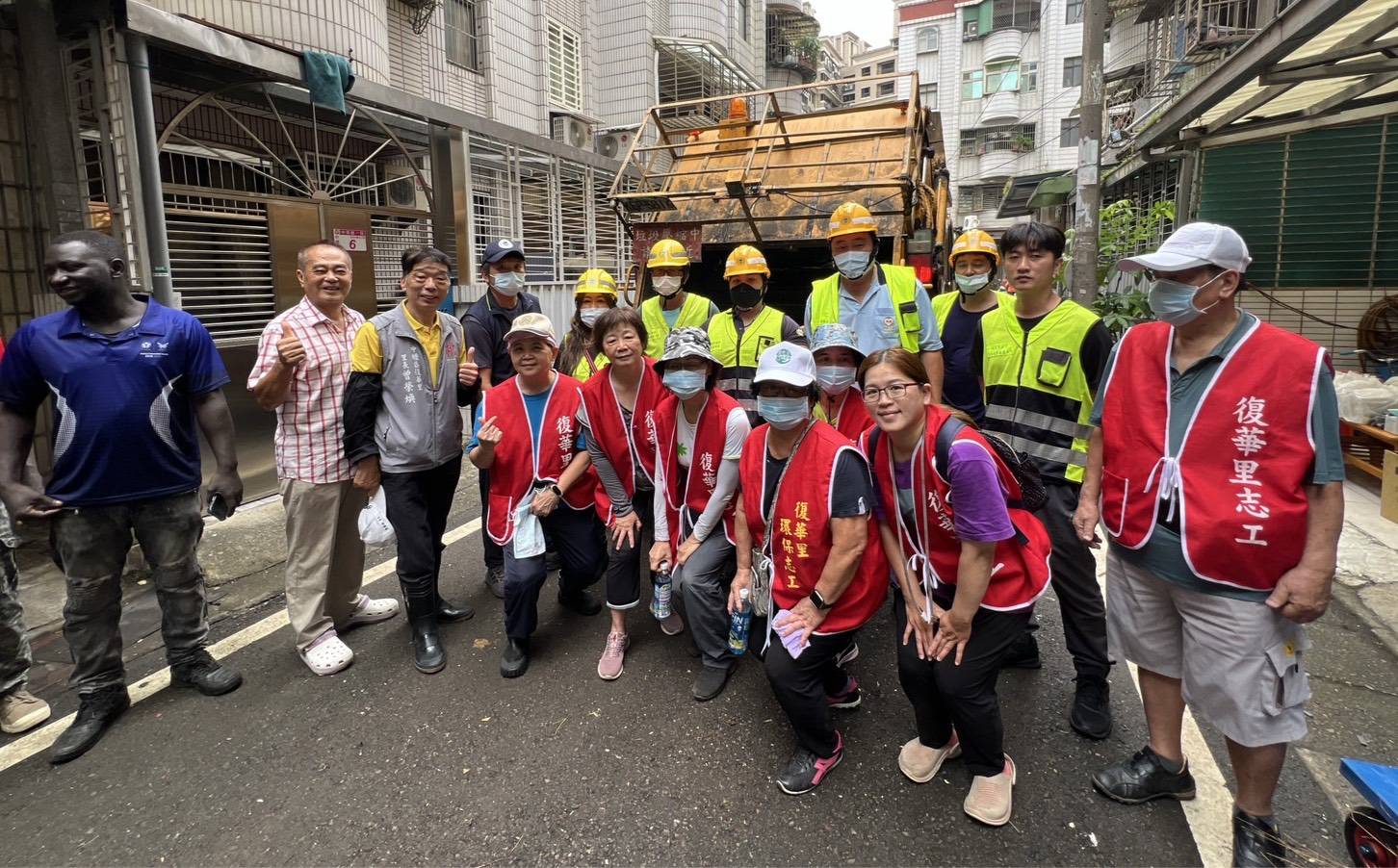 桃市府聯手甘比亞志工清出近7公噸垃圾 共同改善中壢囤積資收戶居家環境 (2).jpg